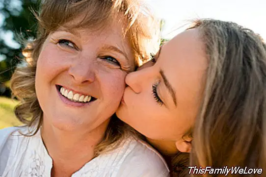 Подросток мама подруга мамы. Любовь матери. Взрослая дочь. Поцелуй взрослой женщины. Взрослая дочь обнимает маму.