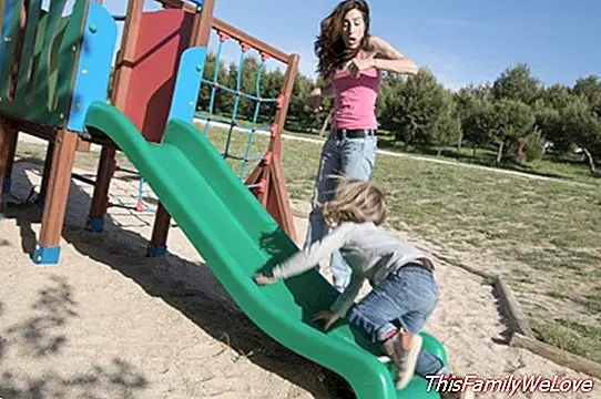 Cum să ne facem copiii să se joace în siguranță în parc